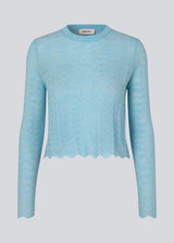 Knitted top in light blue with eyelet pattern in a light quality with wool. CordellMD short o-neck has a relaxed and cropped fit with long sleeves with wavy trims. The model is 175 cm and wears a size