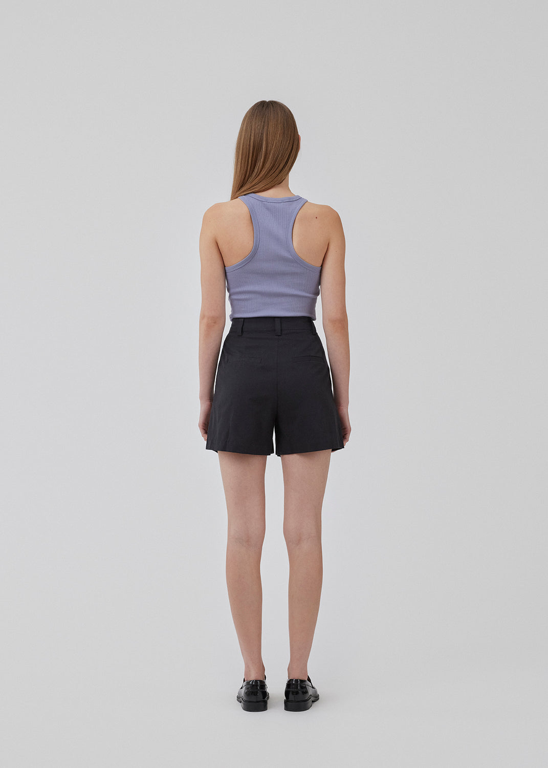 Cotton shorts with wide legs. CydneyMD shorts has a tailormade look with pleats in front and paspoil pockets in back.