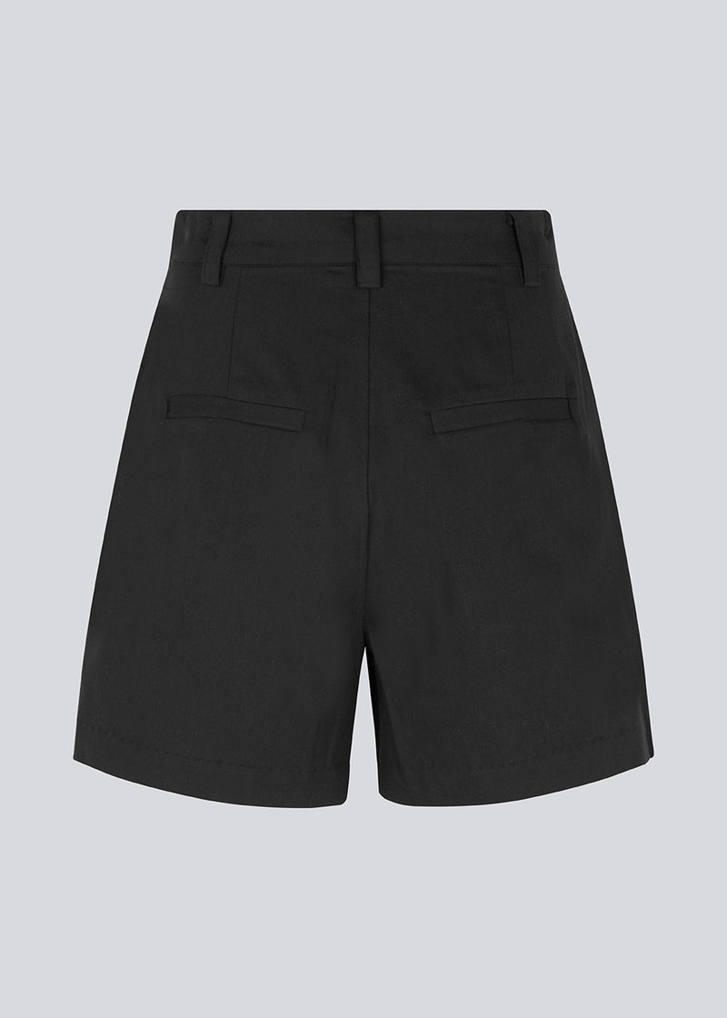 Cotton shorts with wide legs. CydneyMD shorts has a tailormade look with pleats in front and paspoil pockets in back.