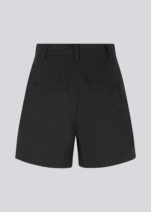 Cotton shorts with wide legs. CydneyMD shorts has a tailormade look with pleats in front and paspoil pockets in back.
