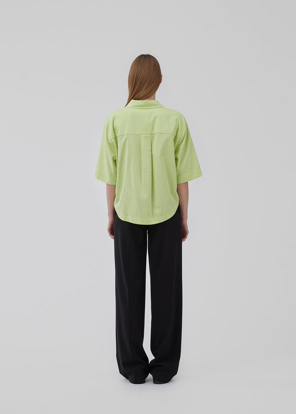 Short, oversized shirt in cotton. CydneyMD ss shirt has a collar, button closure in front, and rounded hems at the bottom. Dropped shoulders and short sleeves. The model is 175 cm and wears a size S/36.