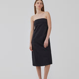 Strapless dress with an A-line shape with midi length. CydneyMD tube dress is designed in cotton with a silicone band at the top, and a hidden zipper at one side. The model is 175 cm and wears a size S/36.