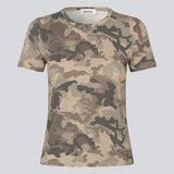 Fitted basic T-shirt in a cool camouflage print. The DaeMD Print T-Shirt features a round neckline, short sleeves, and elastic fabric that creates a close, body-hugging fit. A modern and sporty T-shirt, perfect for everyday and casual looks.
