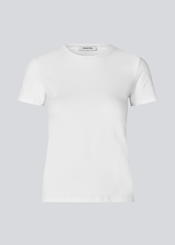 Tight fit basic t-shirt top in white with a high and straight neckline. DaeMD top is made from a ribknitted organic cotton.&nbsp;
