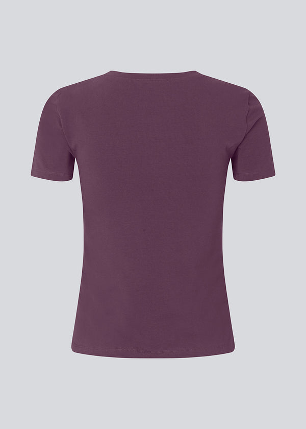 Purple tight fit basic t-shirt with o-neck and short sleeves.
