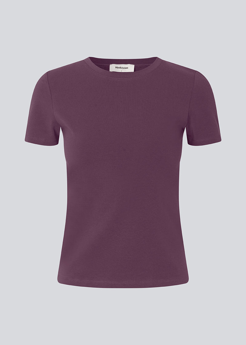 Purple tight fit basic t-shirt with o-neck and short sleeves.