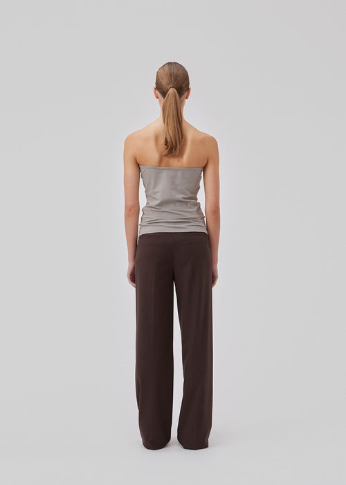 Fitted grey tube top in soft, rib-knitted cotton quality. DaeMD tube top has a sweetheart neckline with a silicone trim on the inside.