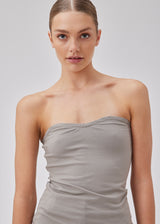 Fitted grey tube top in soft, rib-knitted cotton quality. DaeMD tube top has a sweetheart neckline with a silicone trim on the inside.