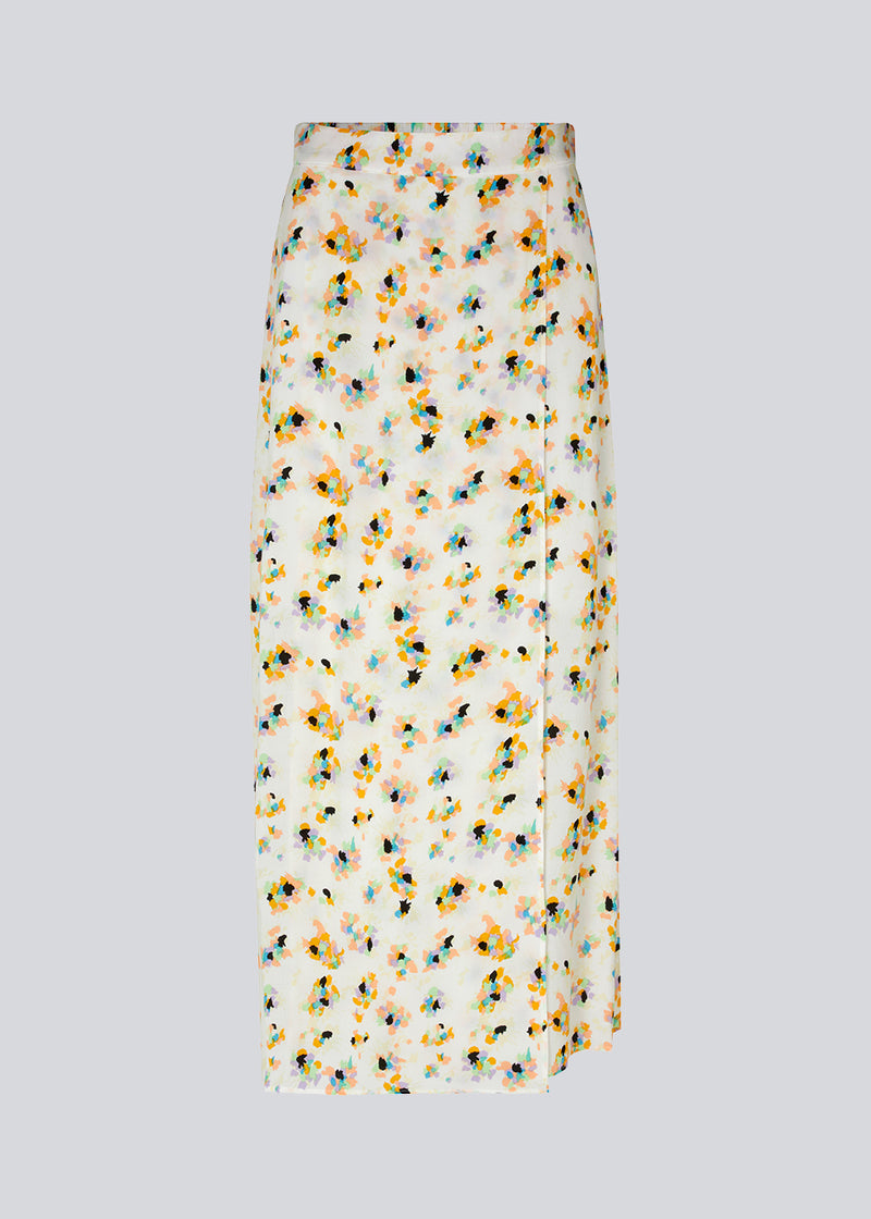 Long skirt designed with an A-line silhouette with wrap detail in front. The waist is elasticated in the back with a clean look in front. DafneMD print skirt is lined. The model is 177 cm and wears a size S/36.