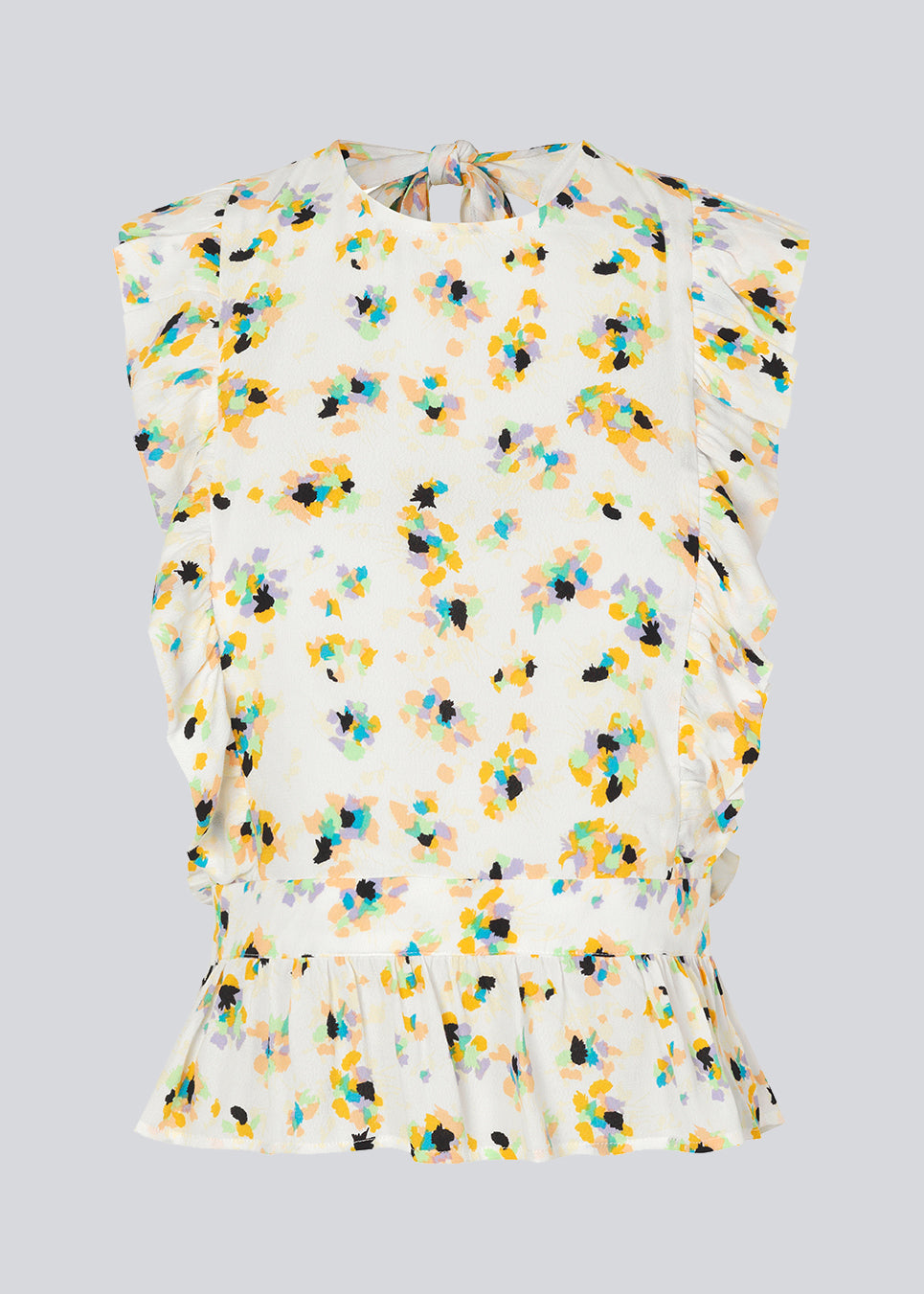 Sleeveless top in the color Flower Sparkles with a high neck and a slight peplum effect. DafneMD print top has ruffled details over the shoulders and at the bottom, along with an opening in the back with ties. The model is 177 cm and wears a size S/36.