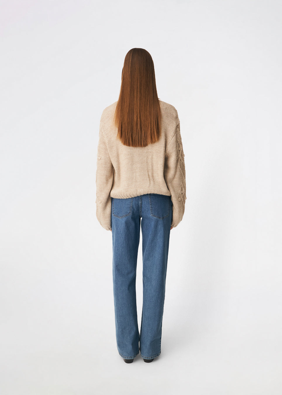 DahliaMD Cardigan is a short cardigan with a relaxed fit and round neckline. The design features a full button fastening, long sleeves and decorative knitted details at the front and along the sleeves. Style it with jeans or classic trousers for a relaxed everyday look. The model is 175 cm tall and is wearing a size S/36.