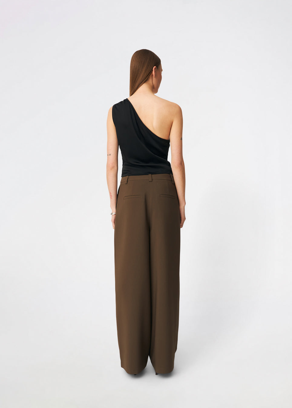 DanillaMD Top is an asymmetric satin top with a fitted silhouette and one shoulder. The design features soft draping and a tie detail at the side, creating a feminine finish while allowing the fit to be adjusted. Style it with tailored trousers or a long skirt for both everyday wear and special occasions. The model is 175 cm tall and is wearing a size S/36.