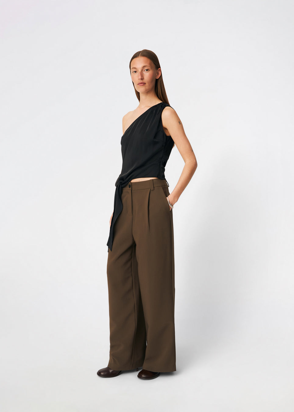 DanillaMD Top is an asymmetric satin top with a fitted silhouette and one shoulder. The design features soft draping and a tie detail at the side, creating a feminine finish while allowing the fit to be adjusted. Style it with tailored trousers or a long skirt for both everyday wear and special occasions. The model is 175 cm tall and is wearing a size S/36.