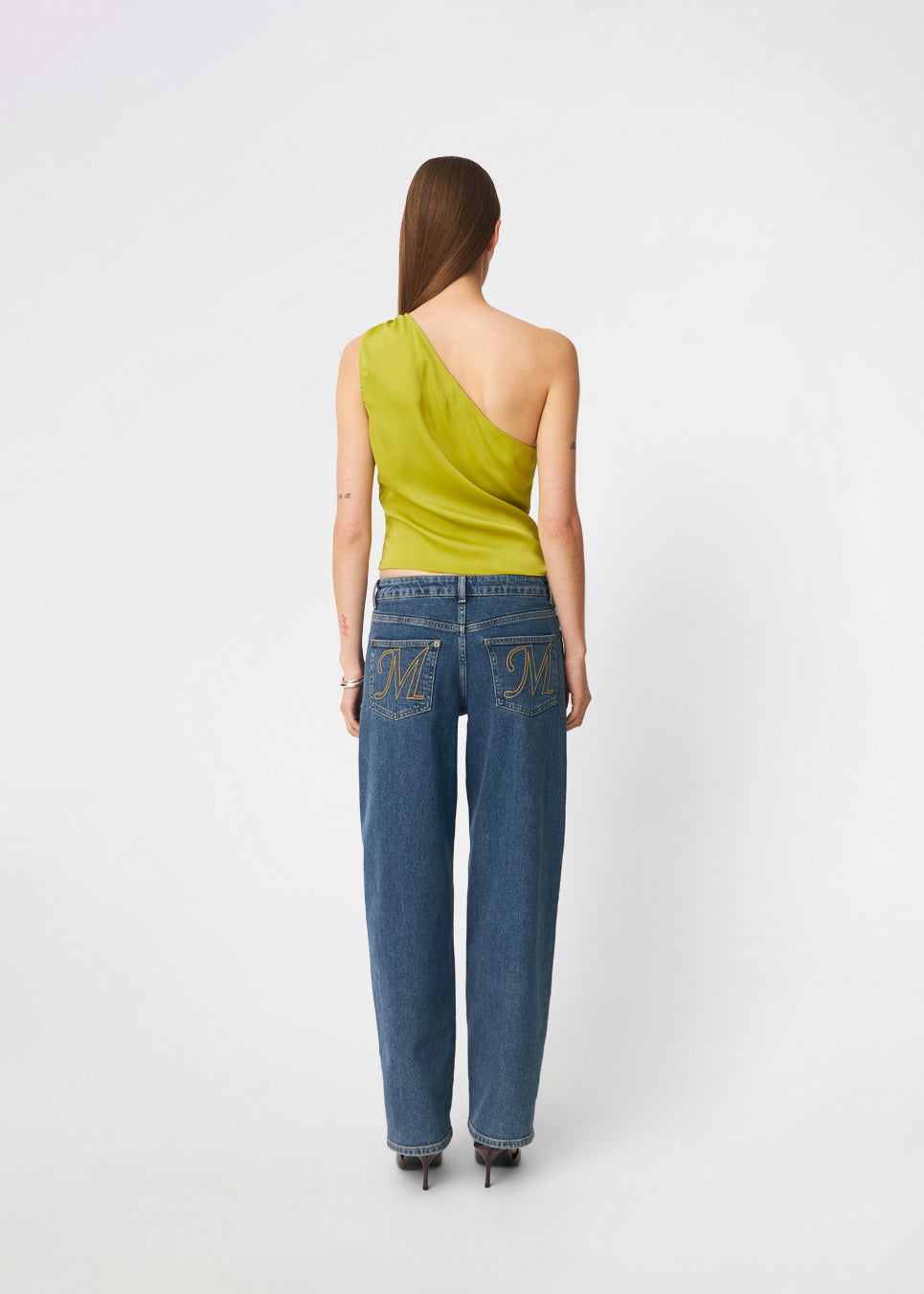 DanillaMD Top is an asymmetric satin top with a fitted silhouette and one shoulder. The design features soft draping and a tie detail at the side, creating a feminine finish while allowing the fit to be adjusted. Style it with tailored trousers or a long skirt for both everyday wear and special occasions. The model is 175 cm tall and is wearing a size S/36.