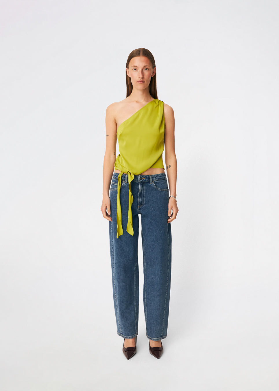 DanillaMD Top is an asymmetric satin top with a fitted silhouette and one shoulder. The design features soft draping and a tie detail at the side, creating a feminine finish while allowing the fit to be adjusted. Style it with tailored trousers or a long skirt for both everyday wear and special occasions. The model is 175 cm tall and is wearing a size S/36.