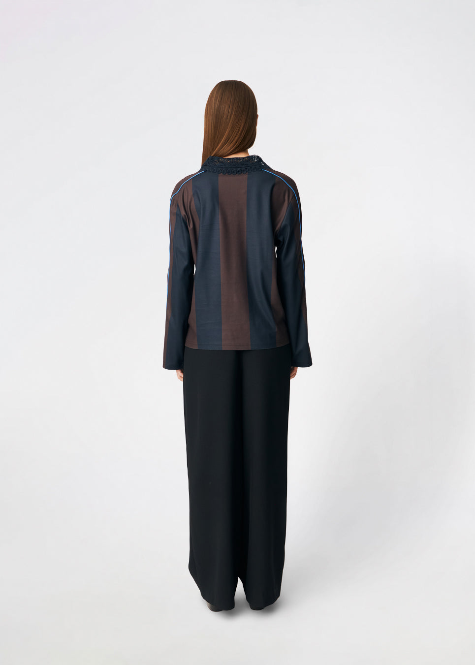 DannieMD Polo is a long-sleeved polo with a relaxed fit and wide vertical stripes. The design features a decorative lace collar, a V-neckline and contrast piping along the sleeves, adding a sporty element. Style it with jeans or loose trousers for a relaxed everyday look. The model is 175 cm tall and is wearing a size S/36.