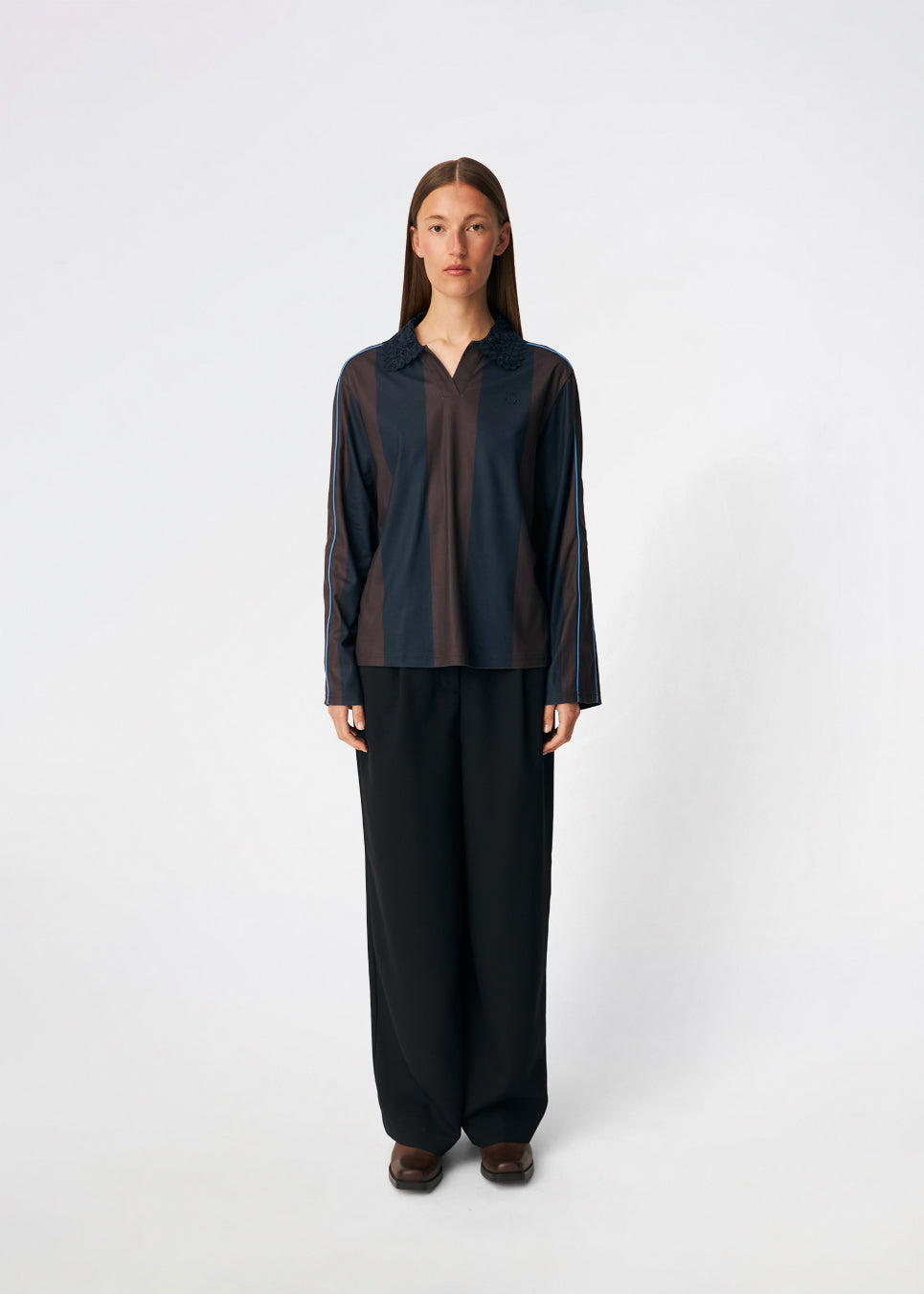 DannieMD Polo is a long-sleeved polo with a relaxed fit and wide vertical stripes. The design features a decorative lace collar, a V-neckline and contrast piping along the sleeves, adding a sporty element. Style it with jeans or loose trousers for a relaxed everyday look. The model is 175 cm tall and is wearing a size S/36.