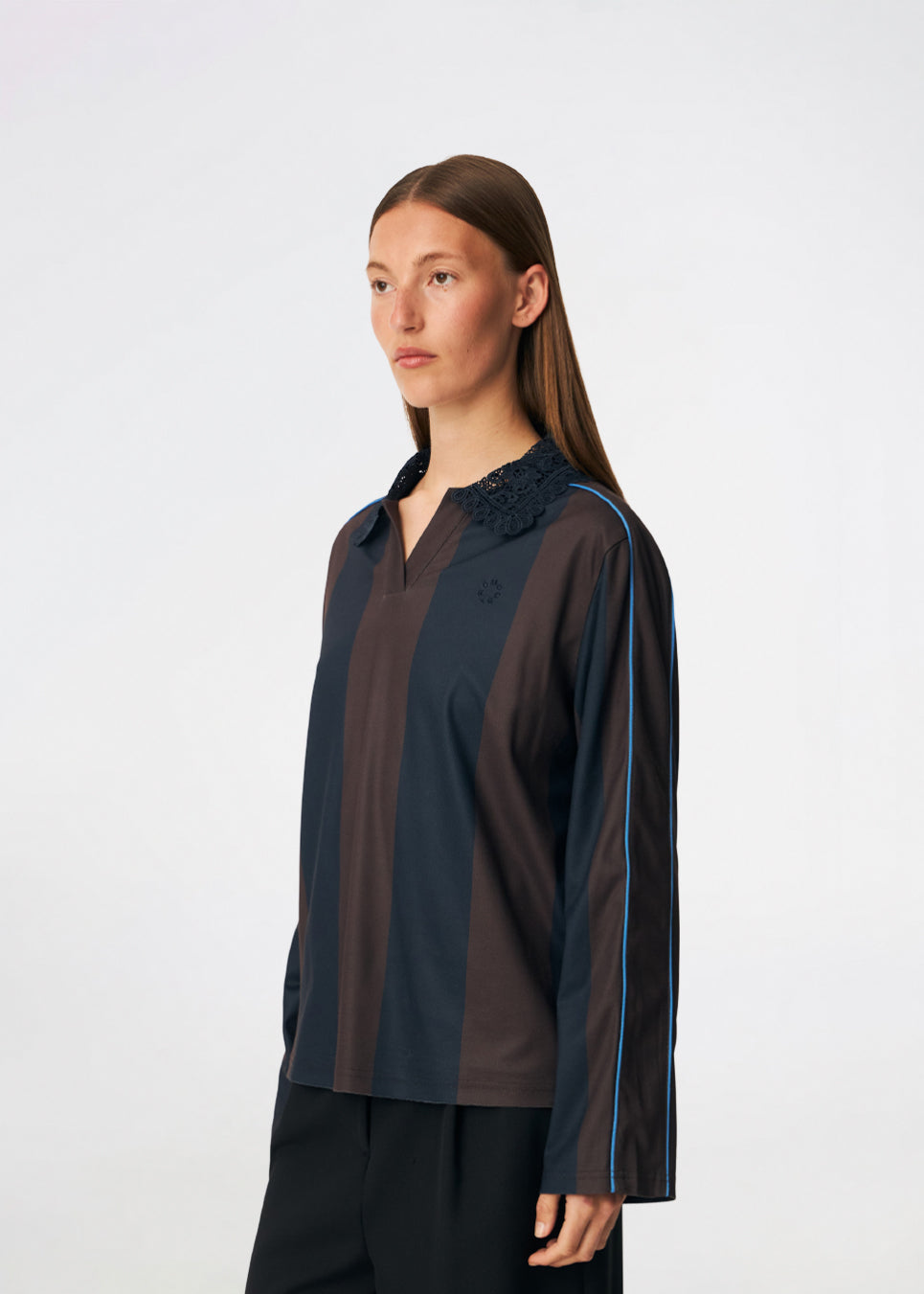 DannieMD Polo is a long-sleeved polo with a relaxed fit and wide vertical stripes. The design features a decorative lace collar, a V-neckline and contrast piping along the sleeves, adding a sporty element. Style it with jeans or loose trousers for a relaxed everyday look. The model is 175 cm tall and is wearing a size S/36.