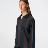 DannieMD Polo is a long-sleeved polo with a relaxed fit and wide vertical stripes. The design features a decorative lace collar, a V-neckline and contrast piping along the sleeves, adding a sporty element. Style it with jeans or loose trousers for a relaxed everyday look. The model is 175 cm tall and is wearing a size S/36.