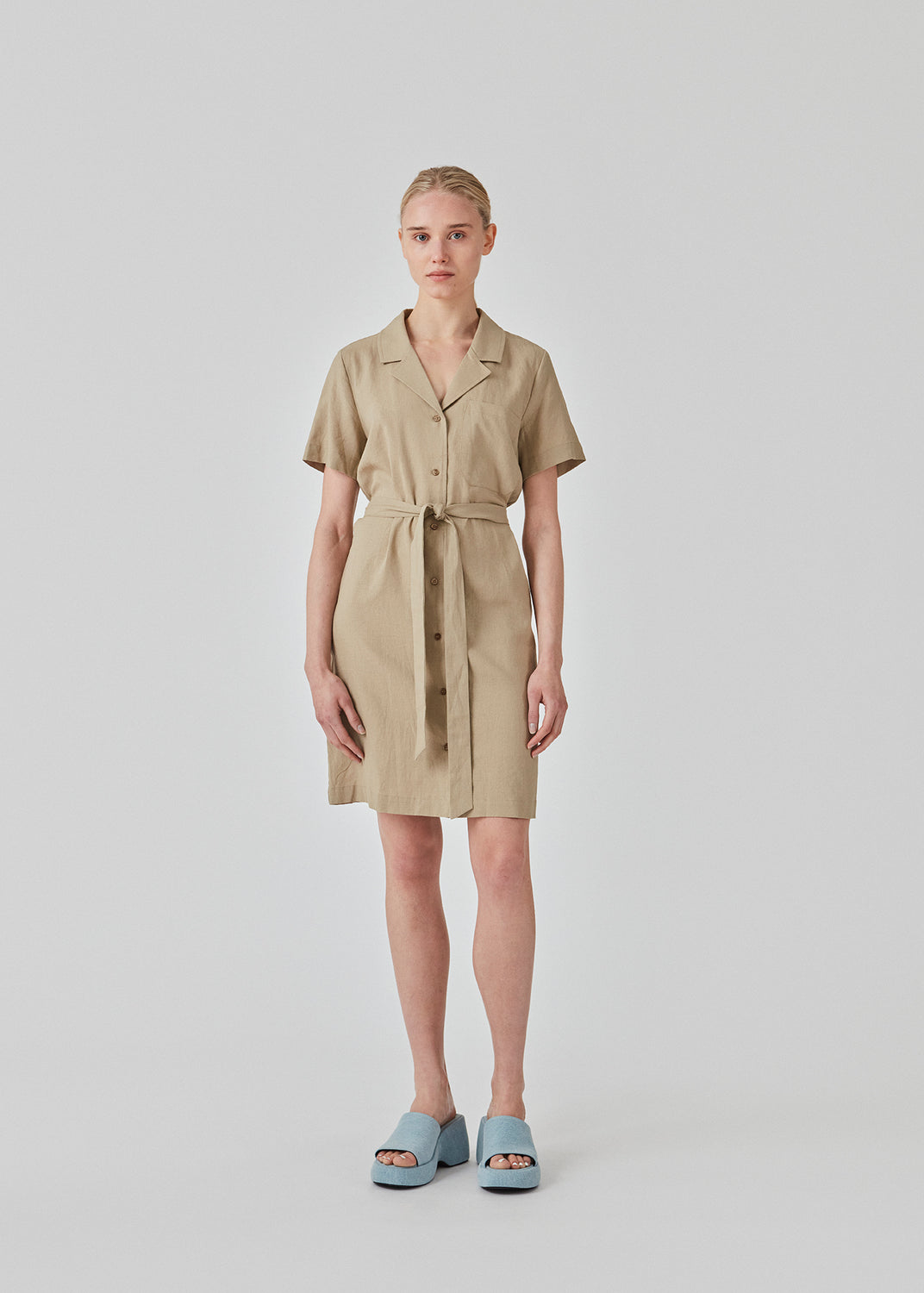 Relaxed shirt dress in beige cut from a linen blend. DarrelMD dress has a resort collar, short sleeves, buttons in front, and a wide tiebelt at the waist. The model is 177 cm and wears a size S/36.