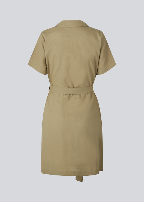 Relaxed shirt dress in beige cut from a linen blend. DarrelMD dress has a resort collar, short sleeves, buttons in front, and a wide tiebelt at the waist. The model is 177 cm and wears a size S/36.