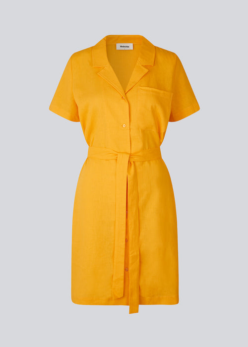 Relaxed shirt dress in yellow cut from a linen blend. DarrelMD dress has a resort collar, short sleeves, buttons in front, and a wide tiebelt at the waist. The model is 177 cm and wears a size S/36.