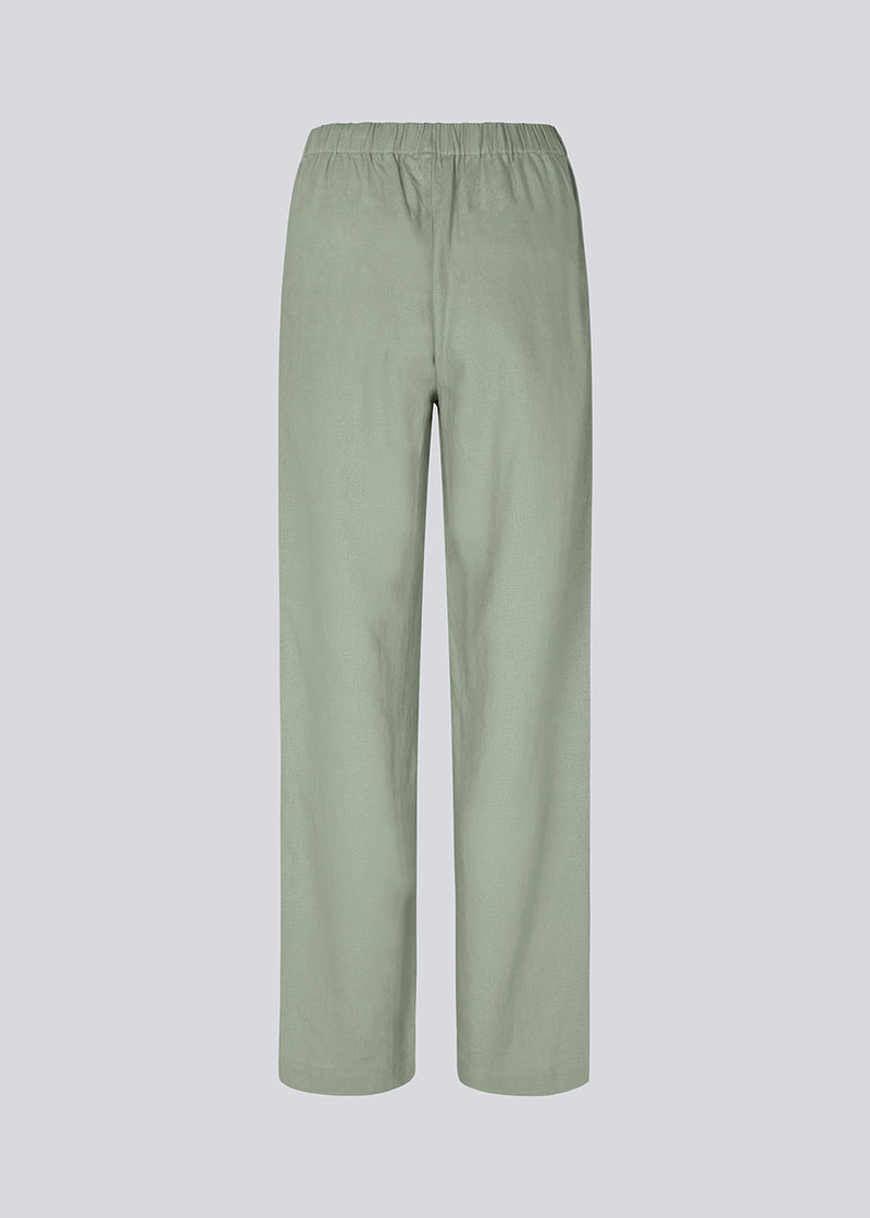 Elevate your wardrobe with the DarrelMD Pants, crafted from a blend of 30% linen and 70% viscose. These green pants offer a perfect balance of comfort and style, featuring a relaxed fit with an elastic waistband for easy wear.