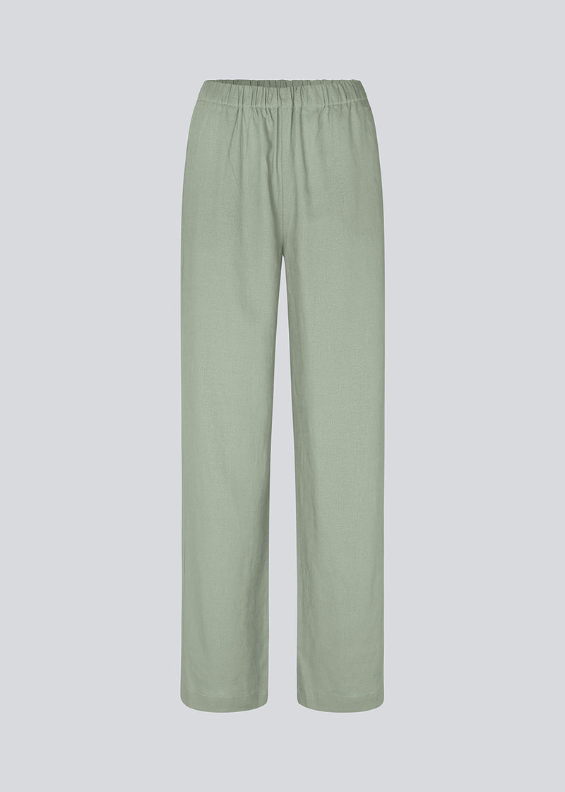 Elevate your wardrobe with the DarrelMD Pants, crafted from a blend of 30% linen and 70% viscose. These green pants offer a perfect balance of comfort and style, featuring a relaxed fit with an elastic waistband for easy wear.