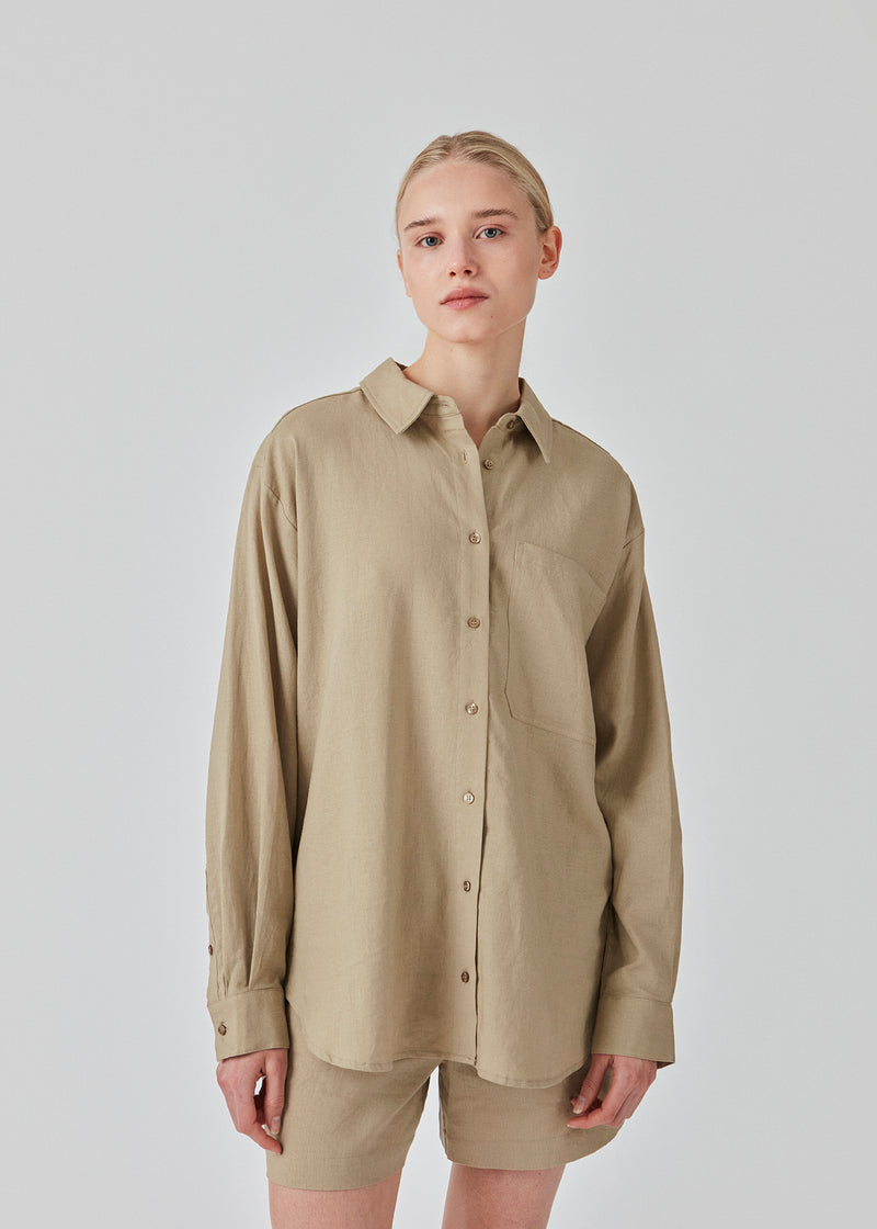 Classic linen blend shirt in the color Dune with long sleeves, shirt collar, button closure in front, and rounded side slits, and a large chest pocket. DarrelMD shirt has a relaxed fit. The model is 177 cm and wears a size S/36.