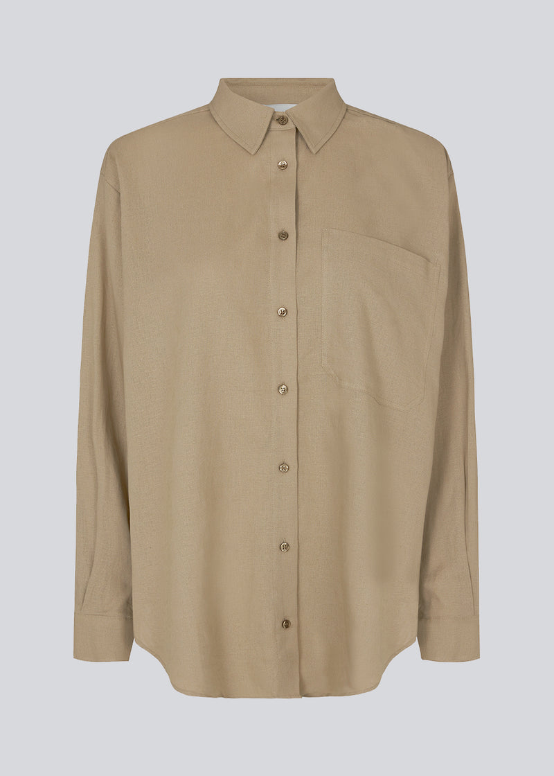 Classic linen blend shirt in the color Dune with long sleeves, shirt collar, button closure in front, and rounded side slits, and a large chest pocket. DarrelMD shirt has a relaxed fit. The model is 177 cm and wears a size S/36.