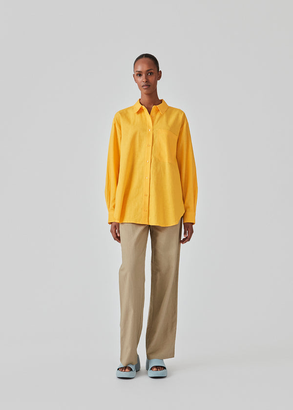 Classic linen blend shirt in yellow with long sleeves, shirt collar, button closure in front, and rounded side slits, and a large chest pocket. DarrelMD shirt has a relaxed fit. The model is 177 cm and wears a size S/36.