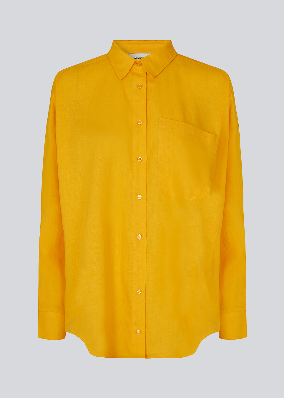 Classic linen blend shirt in yellow with long sleeves, shirt collar, button closure in front, and rounded side slits, and a large chest pocket. DarrelMD shirt has a relaxed fit. The model is 177 cm and wears a size S/36.