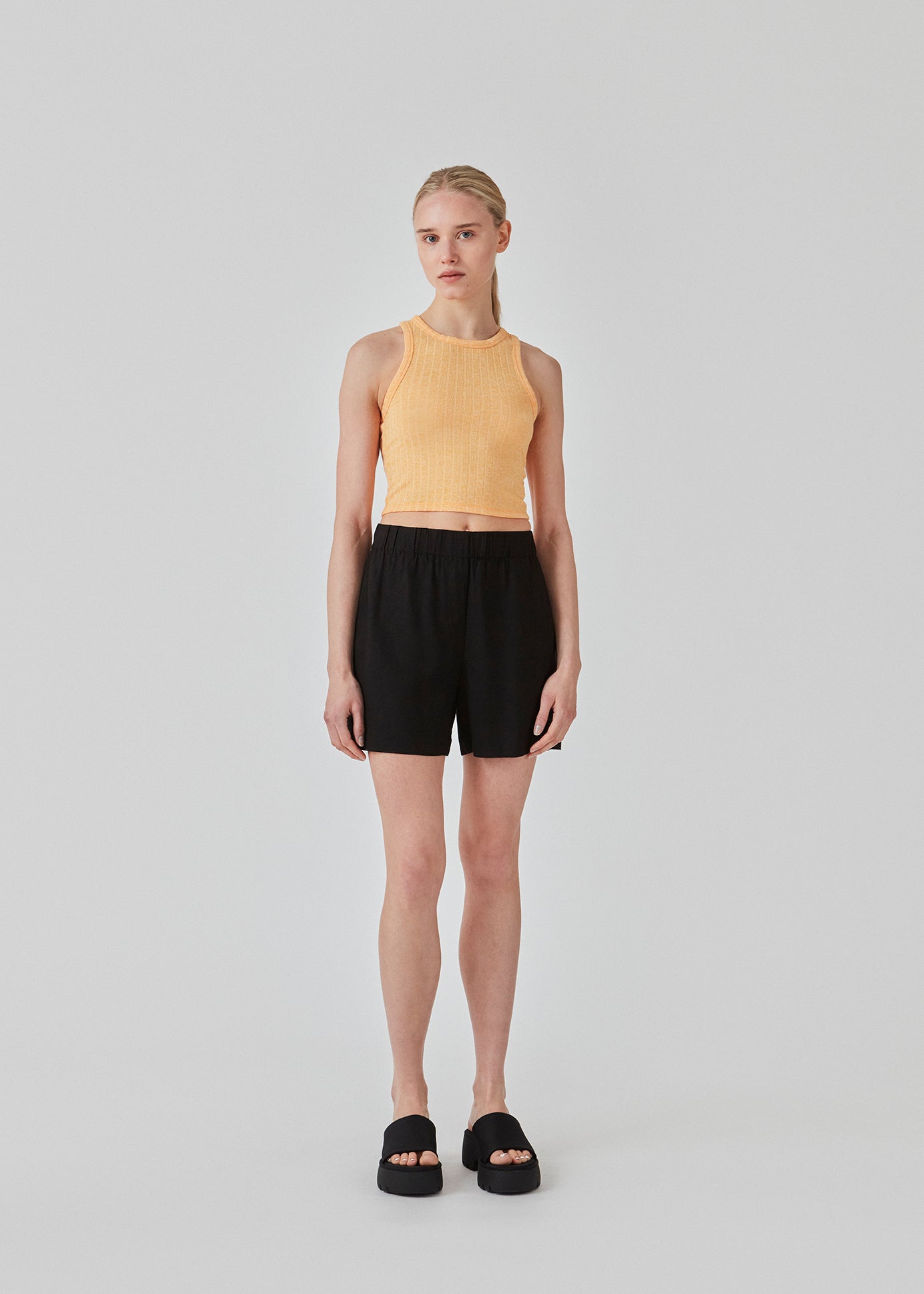 Shorts in black in a relaxed fit, wide legs, and an elasticated waistband. DarrelMD shorts are crafted from a linen material. The model is 177 cm and wears a size S/36.