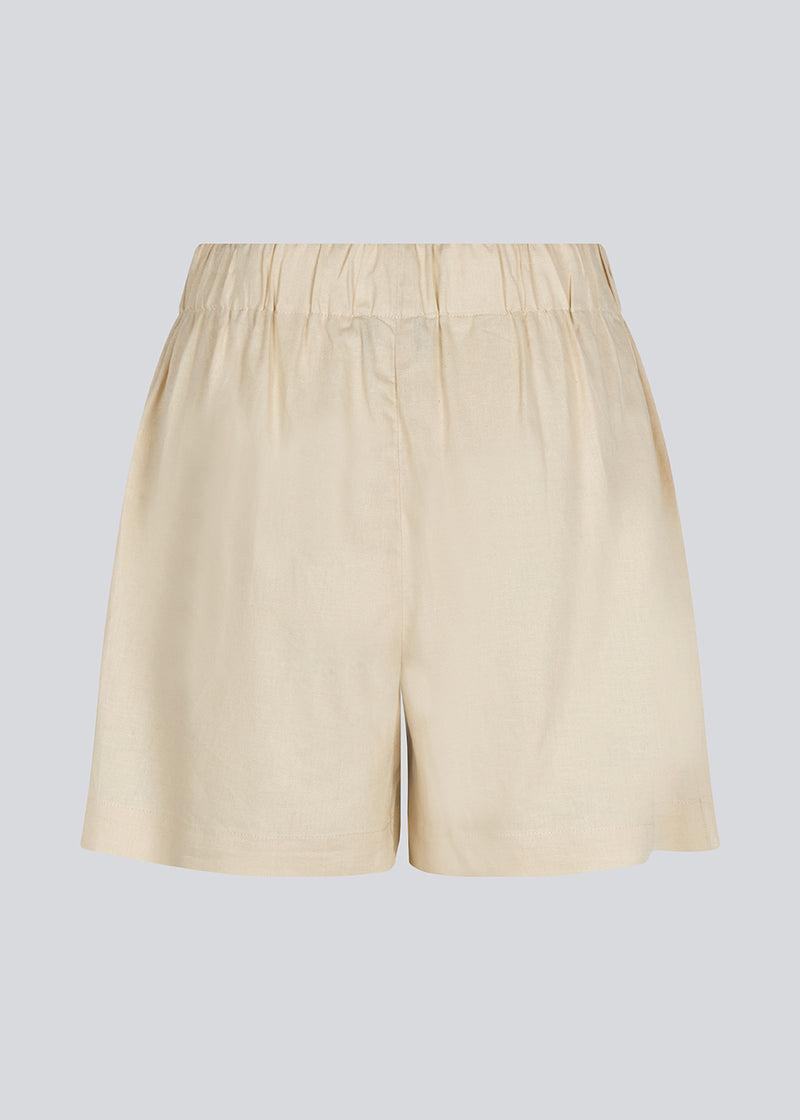 Shorts in summer sand in a relaxed fit, wide legs, and an elasticated waistband. DarrelMD shorts are crafted from a linen material.&nbsp;