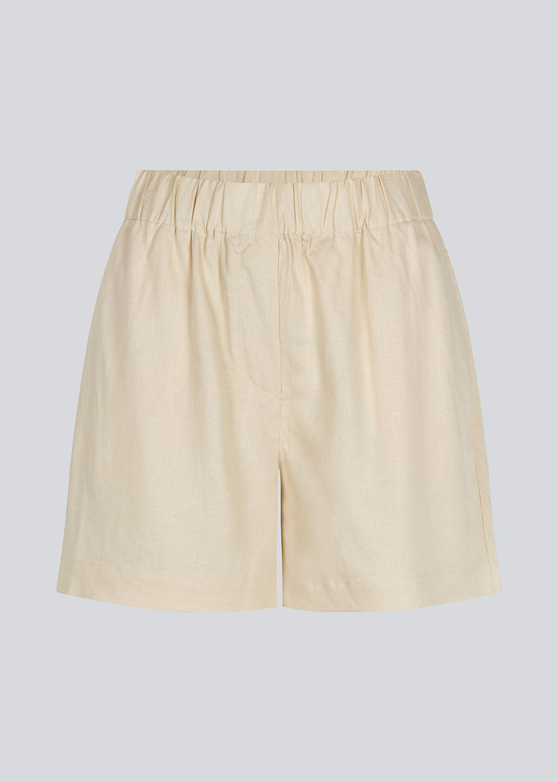 Shorts in summer sand in a relaxed fit, wide legs, and an elasticated waistband. DarrelMD shorts are crafted from a linen material.&nbsp;