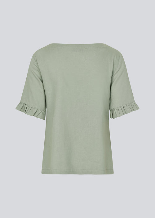 Loose shirt in light green with short sleeves. DarrelMD SS top has a wide neckline and a ruffle detail on the sleeves.