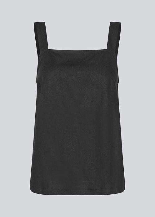 Black Top with wide straps and a loose fit. DarrelMD top has a slit in the back and is closed with three buttons.