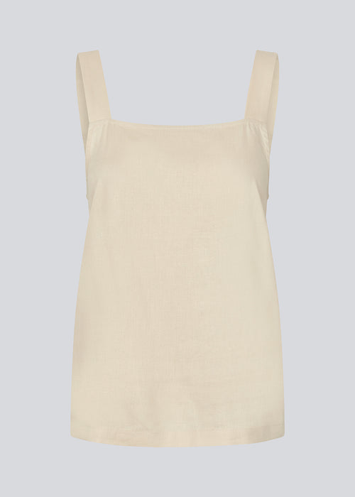 Linen top in beige with wide straps and a loose fit. DarrelMD top has a slit in the back and is closed with three buttons.