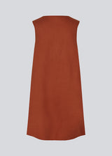 Short dark red dress in a linen blend with an A-line silhouette. DaynaMD dress is sleeveless, and features a deep v-neckline with cut-out details and ties. The model is 177 cm and wears a size S/36.