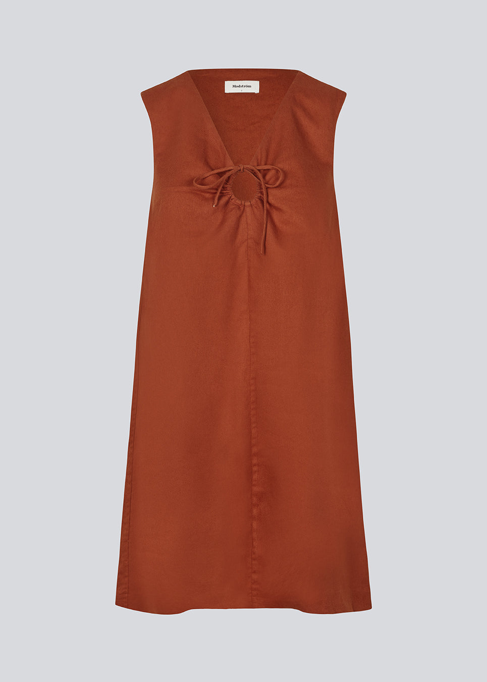 Short dark red dress in a linen blend with an A-line silhouette. DaynaMD dress is sleeveless, and features a deep v-neckline with cut-out details and ties. The model is 177 cm and wears a size S/36.