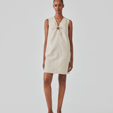 Short dress in a linen blend with an A-line silhouette. DaynaMD dress is sleveless, and features a deep v-neckline with cut out details and ties. The model is 177 cm and wears a size S/36.