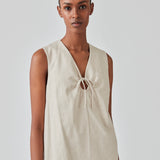 Short dress in a linen blend with an A-line silhouette. DaynaMD dress is sleveless, and features a deep v-neckline with cut out details and ties. The model is 177 cm and wears a size S/36.
