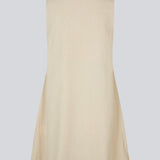 Short dress in a linen blend with an A-line silhouette. DaynaMD dress is sleveless, and features a deep v-neckline with cut out details and ties. The model is 177 cm and wears a size S/36.