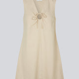 Short dress in a linen blend with an A-line silhouette. DaynaMD dress is sleveless, and features a deep v-neckline with cut out details and ties. The model is 177 cm and wears a size S/36.