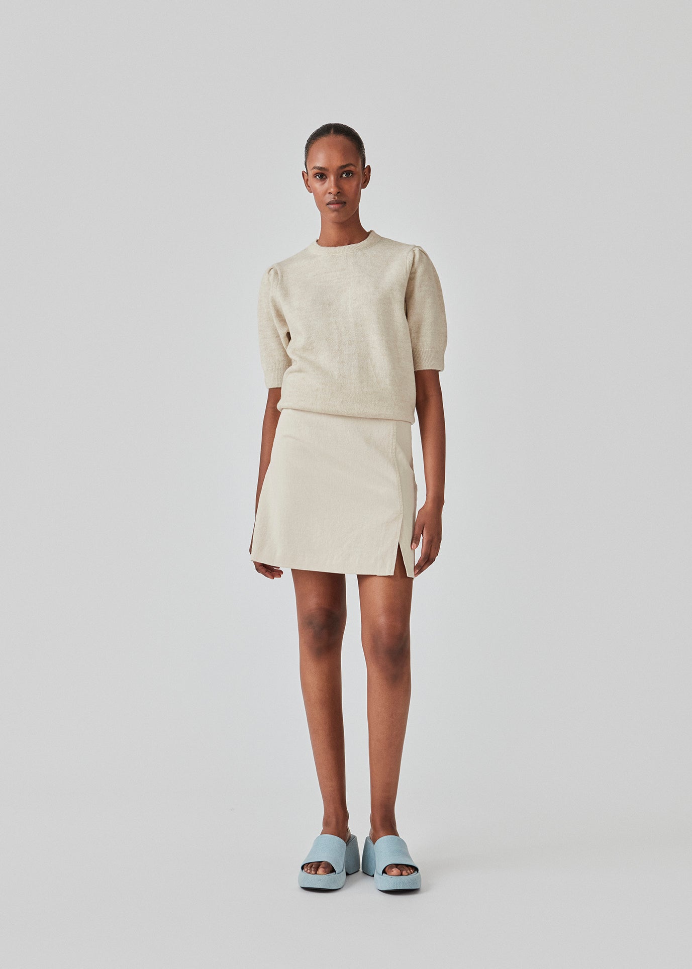 Short skirt with a medium waistline. DaynaMD skirt is made with a slim fit with wrap-over detail with a small slit in front and zipper at the side. The model is 177 cm and wears a size S/36.