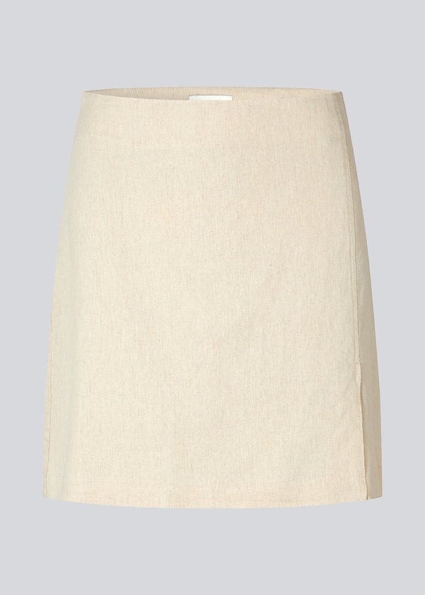 Short skirt with a medium waistline. DaynaMD skirt is made with a slim fit with wrap-over detail with a small slit in front and zipper at the side. The model is 177 cm and wears a size S/36.
