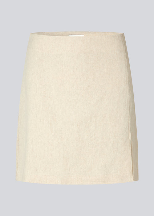 Short skirt with a medium waistline. DaynaMD skirt is made with a slim fit with wrap-over detail with a small slit in front and zipper at the side. The model is 177 cm and wears a size S/36.