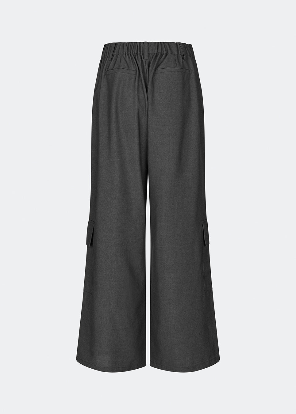 DeanneMD Pants are loose-fitting trousers with wide legs and a relaxed, modern silhouette. The trousers feature belt loops, an elasticated back waist and practical cargo pockets on the legs. Style them with a simple top or shirt for an effortless look, or pair with a blazer for a more tailored contrast. The model is 175 cm tall and is wearing a size S/36.
