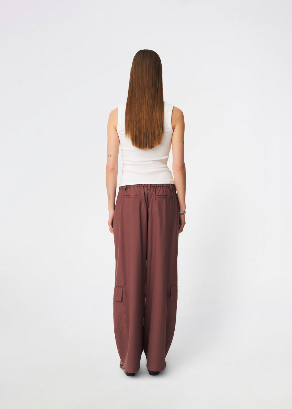 DeanneMD Pants are loose-fitting trousers with wide legs and a relaxed, modern silhouette. The trousers feature belt loops, an elasticated back waist and practical cargo pockets on the legs. Style them with a simple top or shirt for an effortless look, or pair with a blazer for a more tailored contrast. The model is 175 cm tall and is wearing a size S/36.
