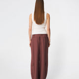 DeanneMD Pants are loose-fitting trousers with wide legs and a relaxed, modern silhouette. The trousers feature belt loops, an elasticated back waist and practical cargo pockets on the legs. Style them with a simple top or shirt for an effortless look, or pair with a blazer for a more tailored contrast. The model is 175 cm tall and is wearing a size S/36.
